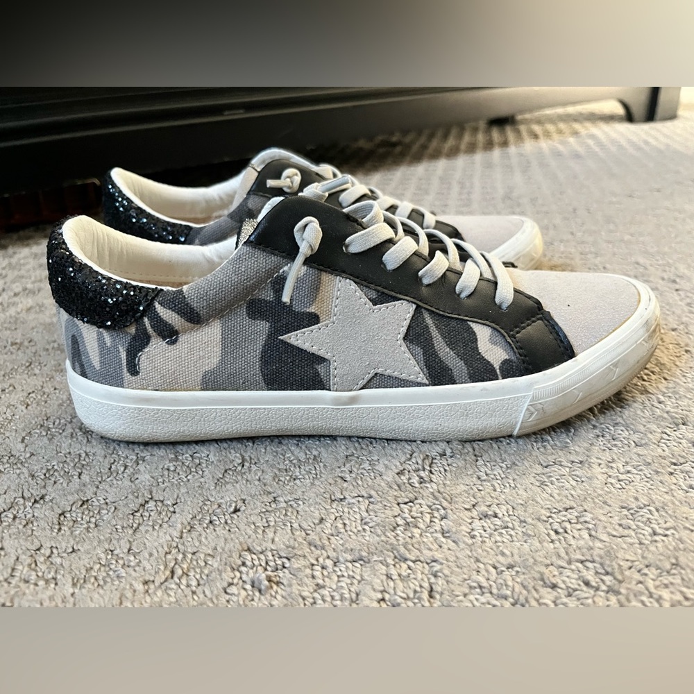 Vintage Havana Gail Camouflage sneakers size 8